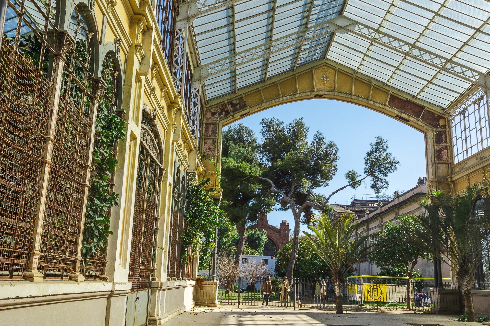 Estat previ: façanes amb la capa groga i degradació generalitzada