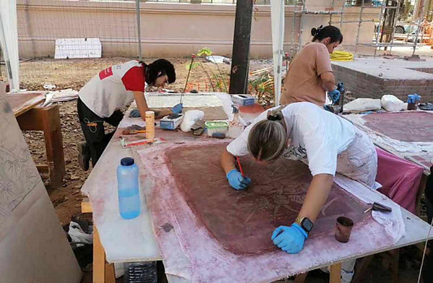 Procés: recuperació dels plafons decorats al taller de restauració