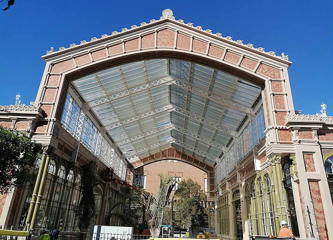 Resultat: façana exterior amb la policromia vermella restituïda