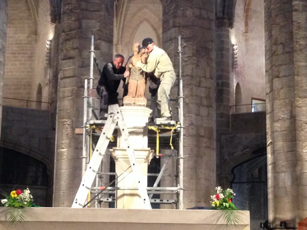 Recol·locació de l'escultura a l'altar de Santa Maria del Mar