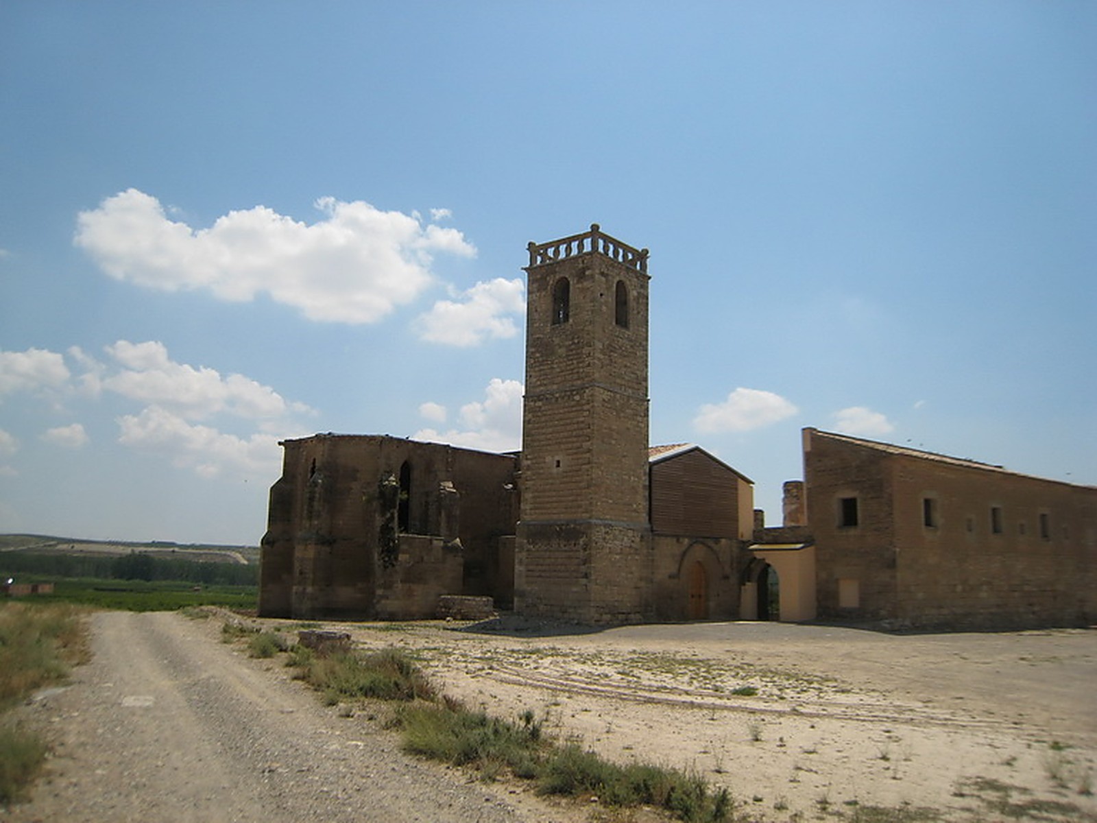 Vista general del Monestir d'Avinganya amb el campanar