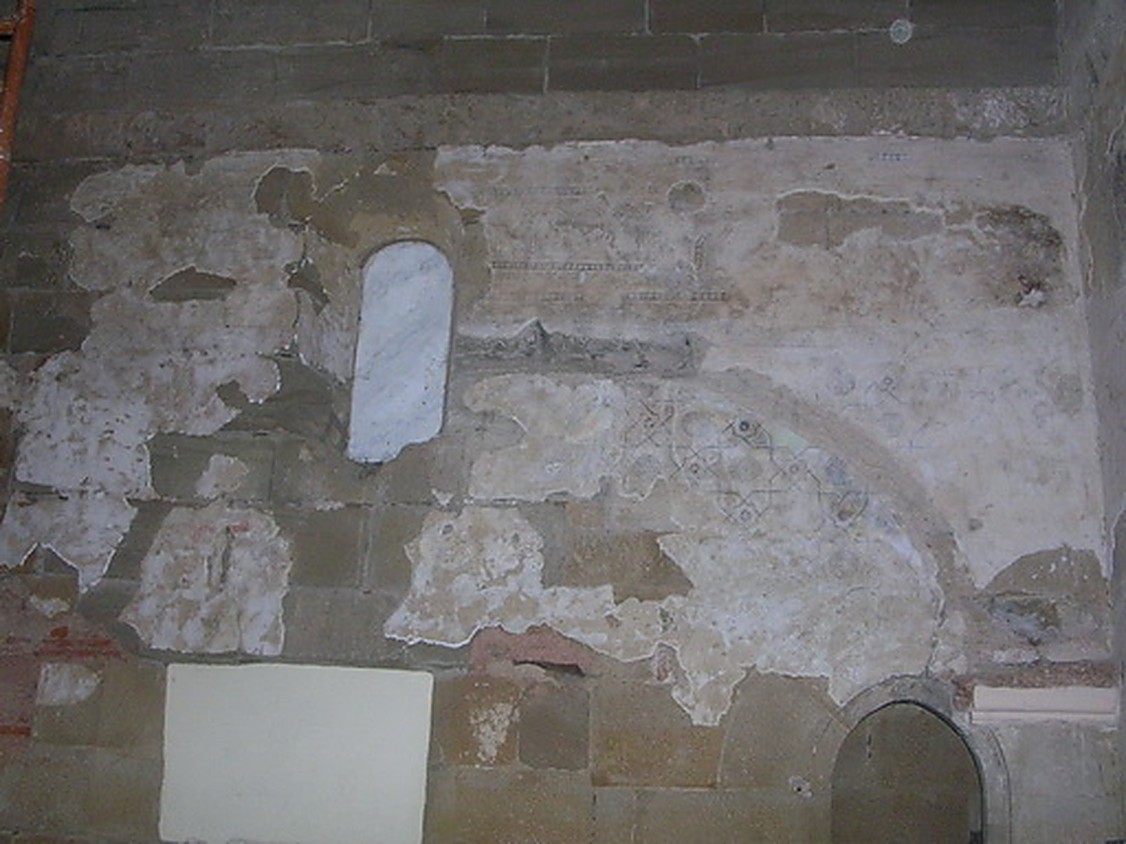 Estat previ: mur amb grans pèrdues d'arrebossat i de pintura