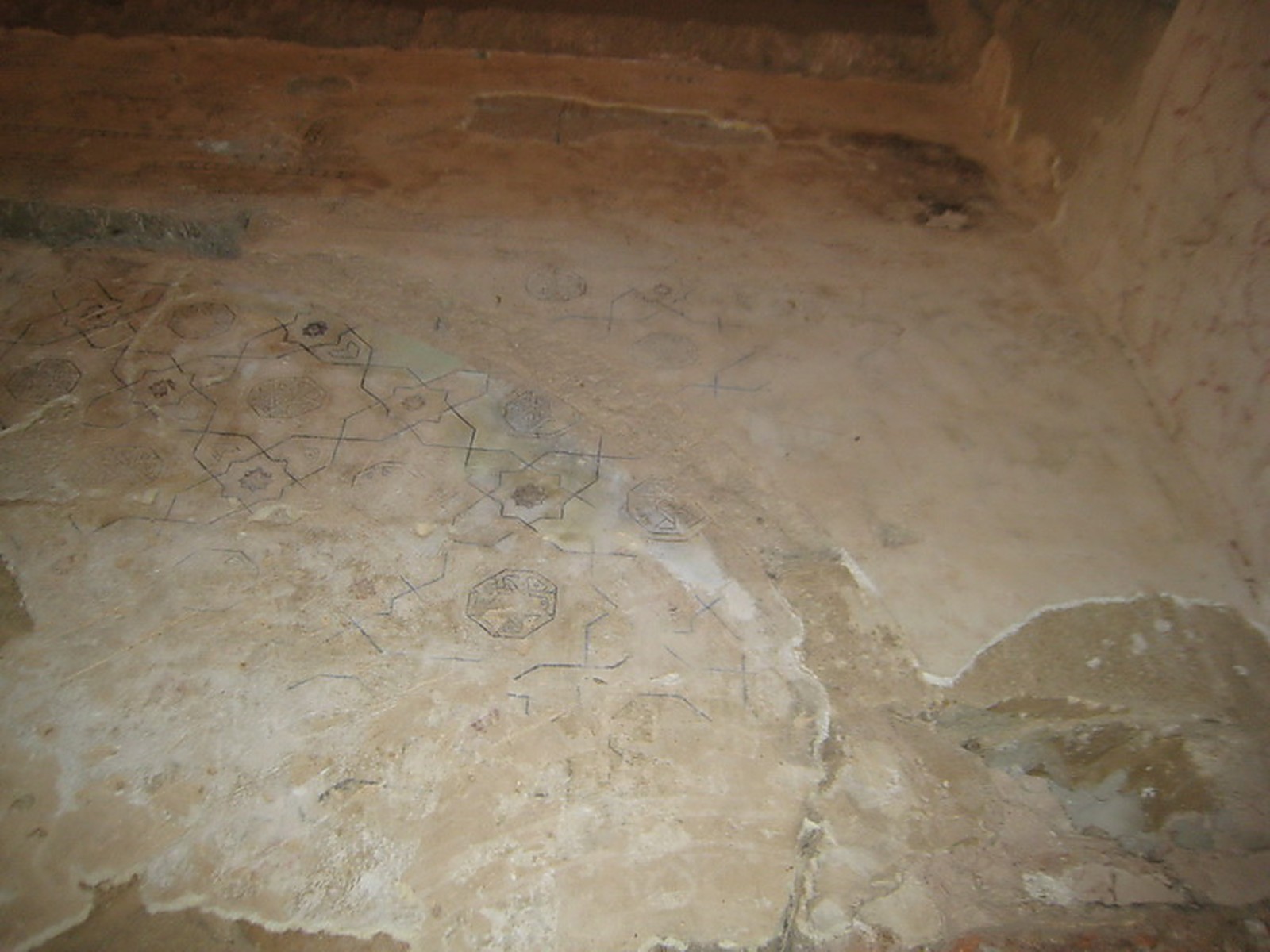 Estat previ: decoració mural geomètrica molt degradada