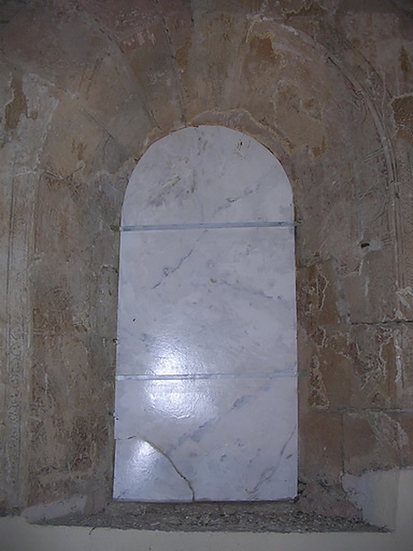 Resultat: fornícula amb la placa de marbre restaurada