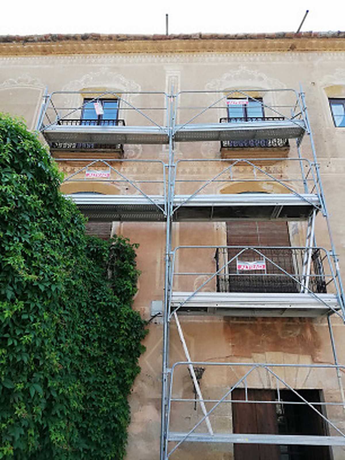 Vista general de la façana del monestir amb bastida