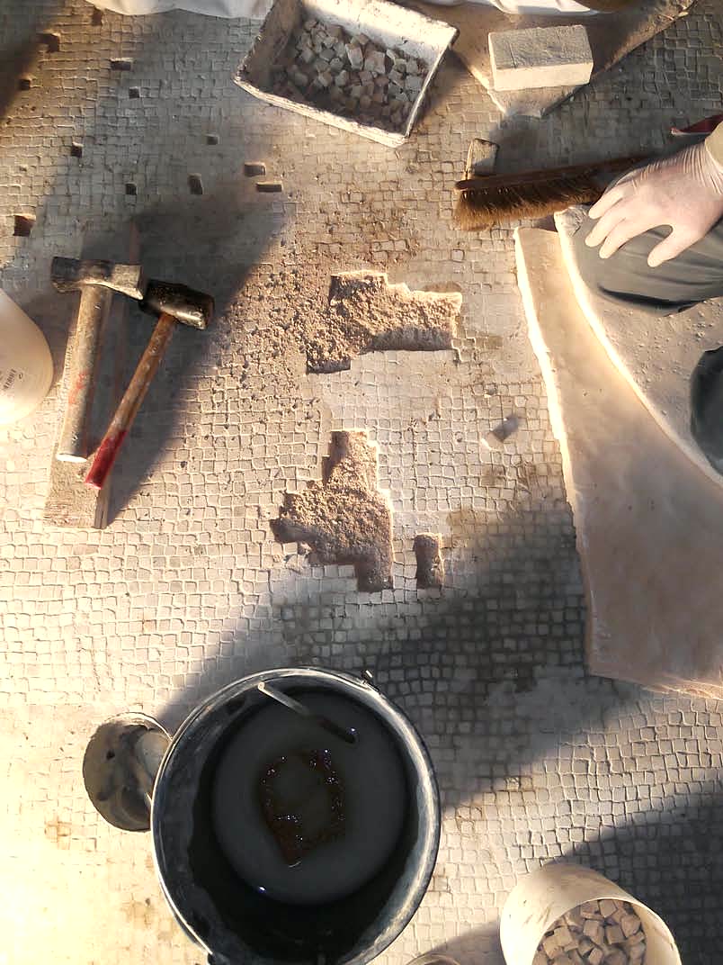 Eines i materials de treball durant la restauració del mosaic