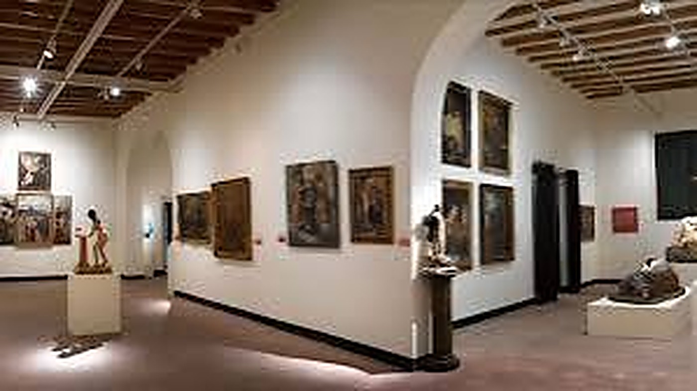 Sala del museu amb les obres restaurades exposades