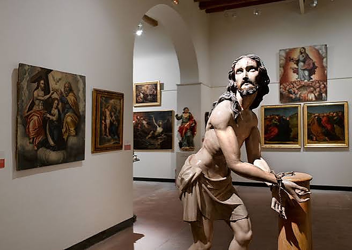 Talla policromada i pintures a la sala principal del museu