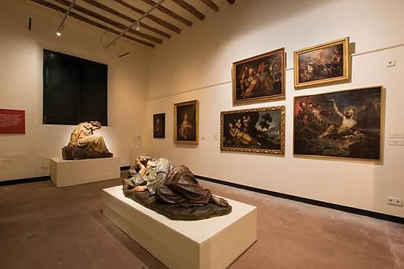 Conjunt de pintures i escultures restaurades a la sala