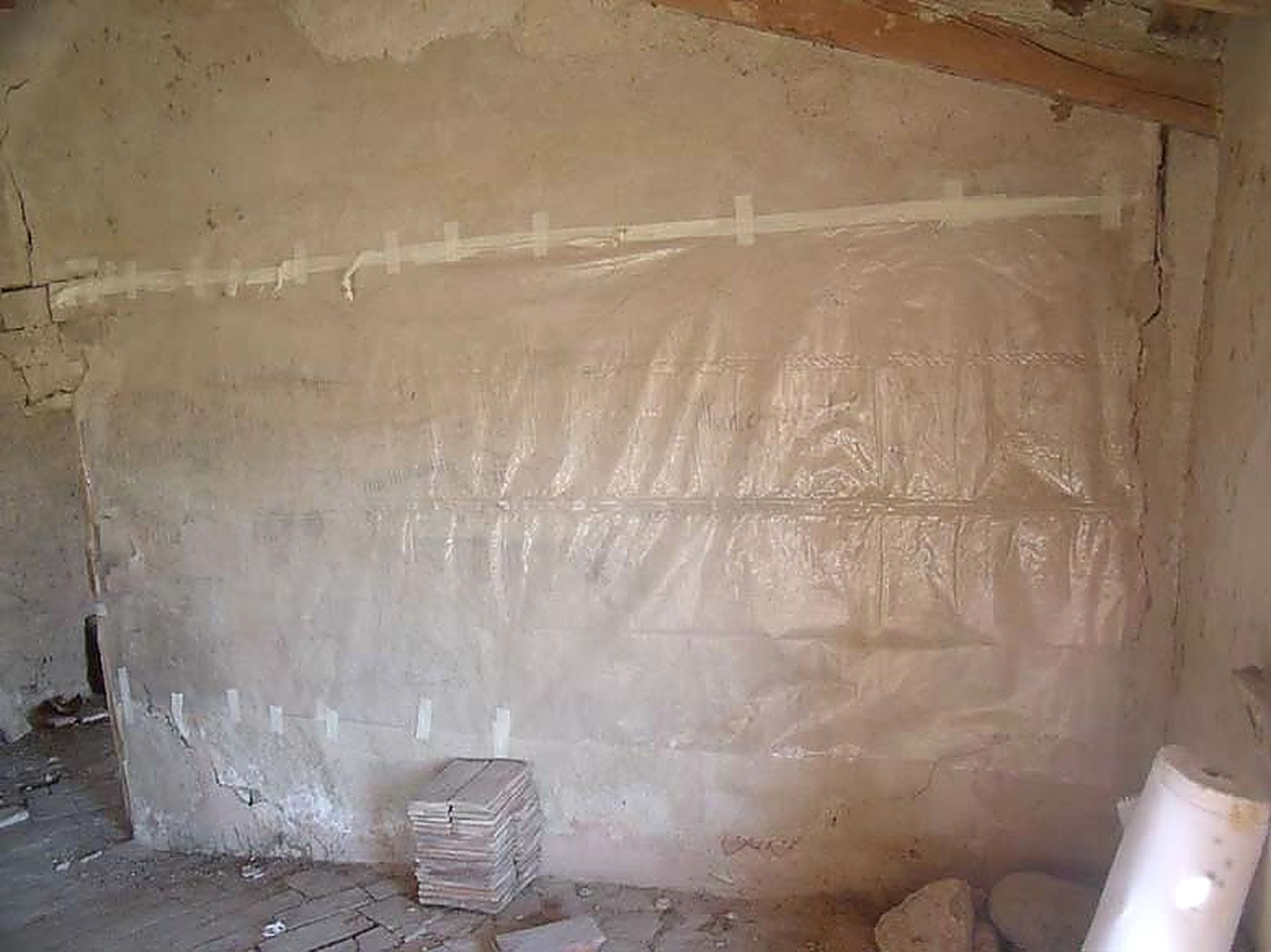 Mur amb els grafits històrics abans de l'arrencament