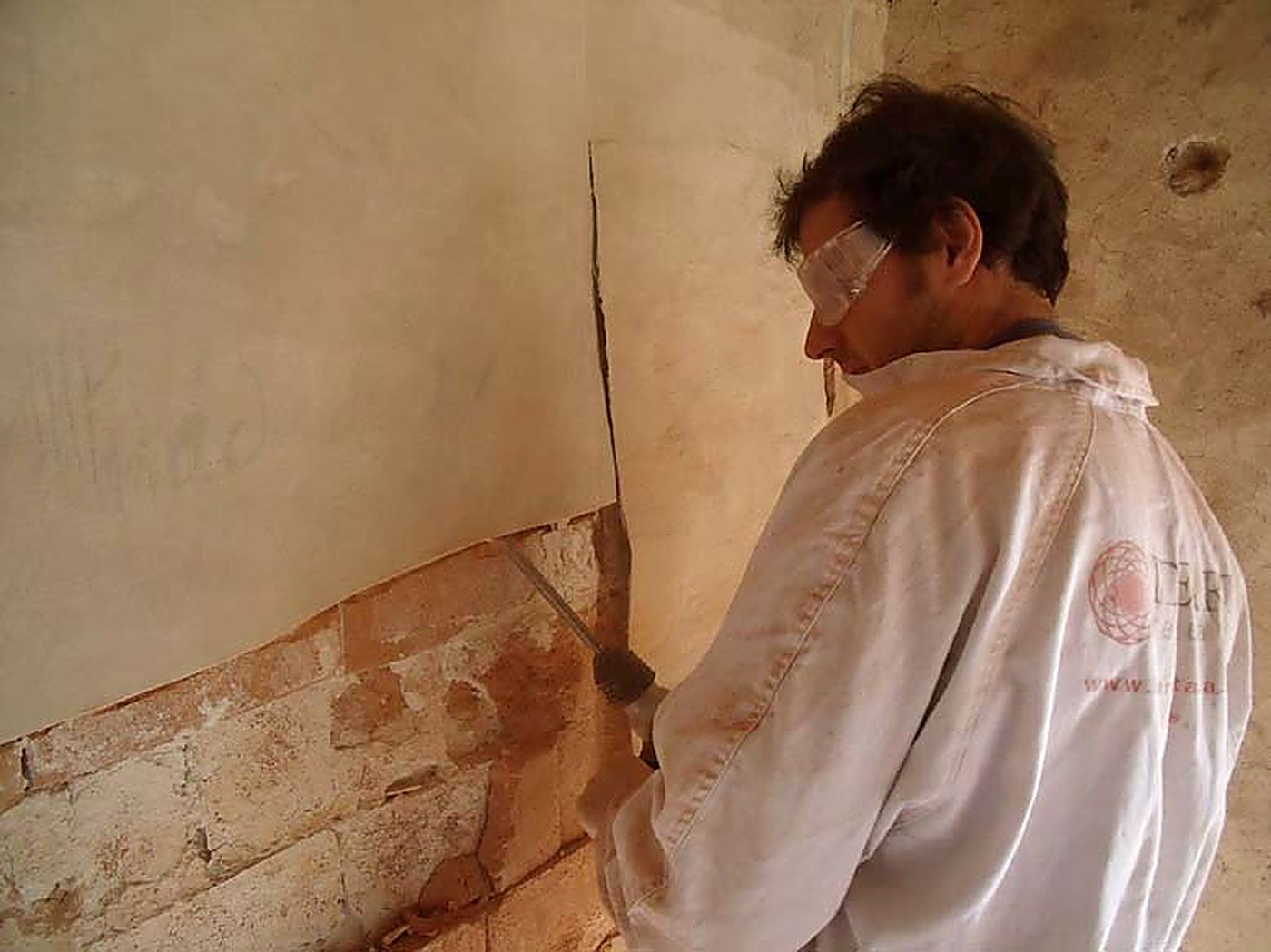 Tall perimetral previ a l'arrencament del revestiment