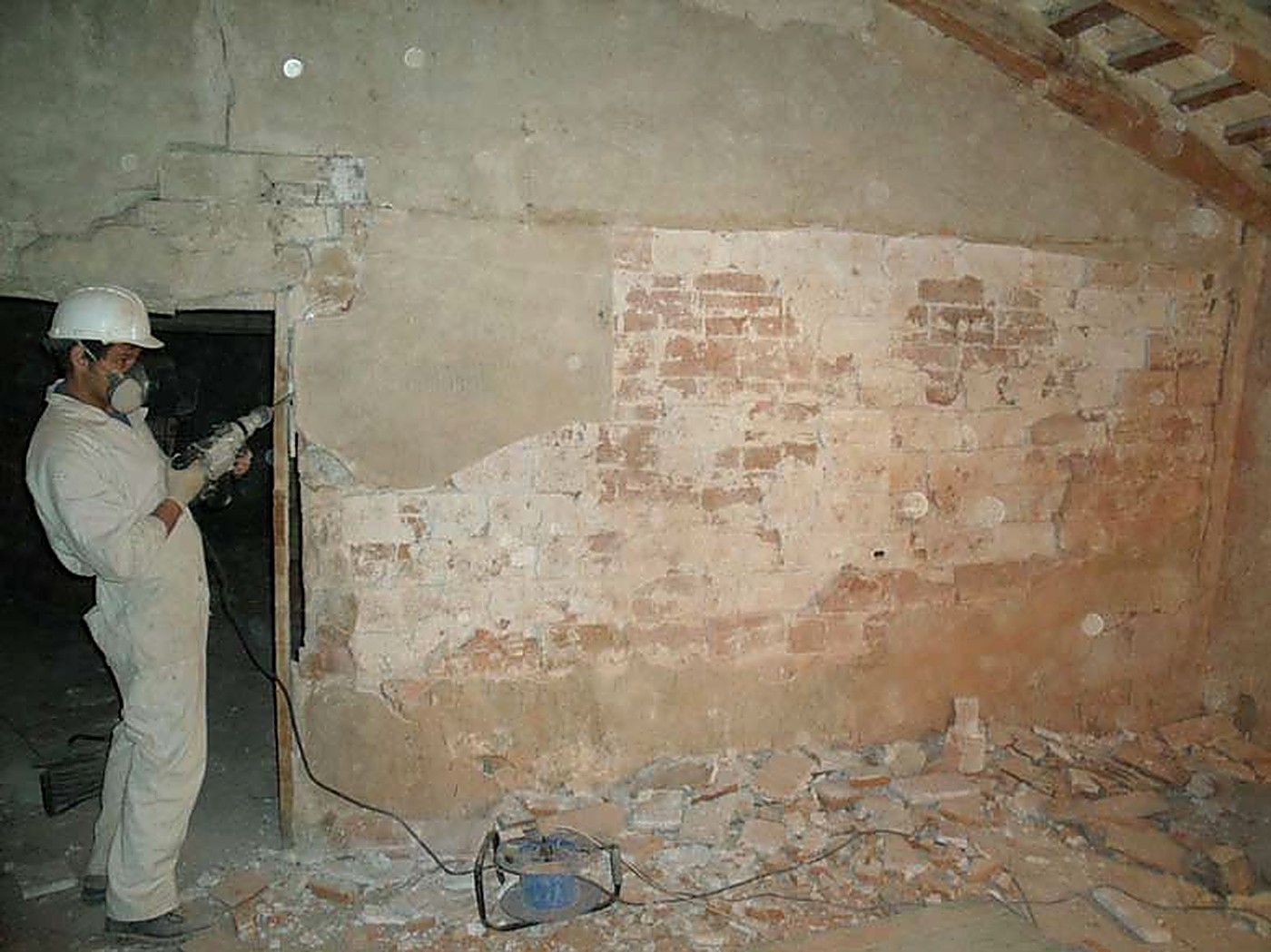 Mur després de l'arrencament dels grafits
