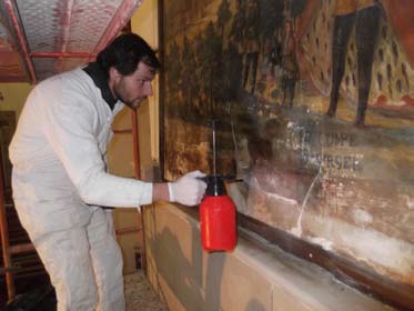 Aplicació de producte de fixació a la pintura