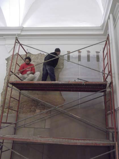 Arrencament de la pintura mural des dels embornals