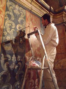 Restaurador intervenint sobre la decoració pictòrica durant els treballs
