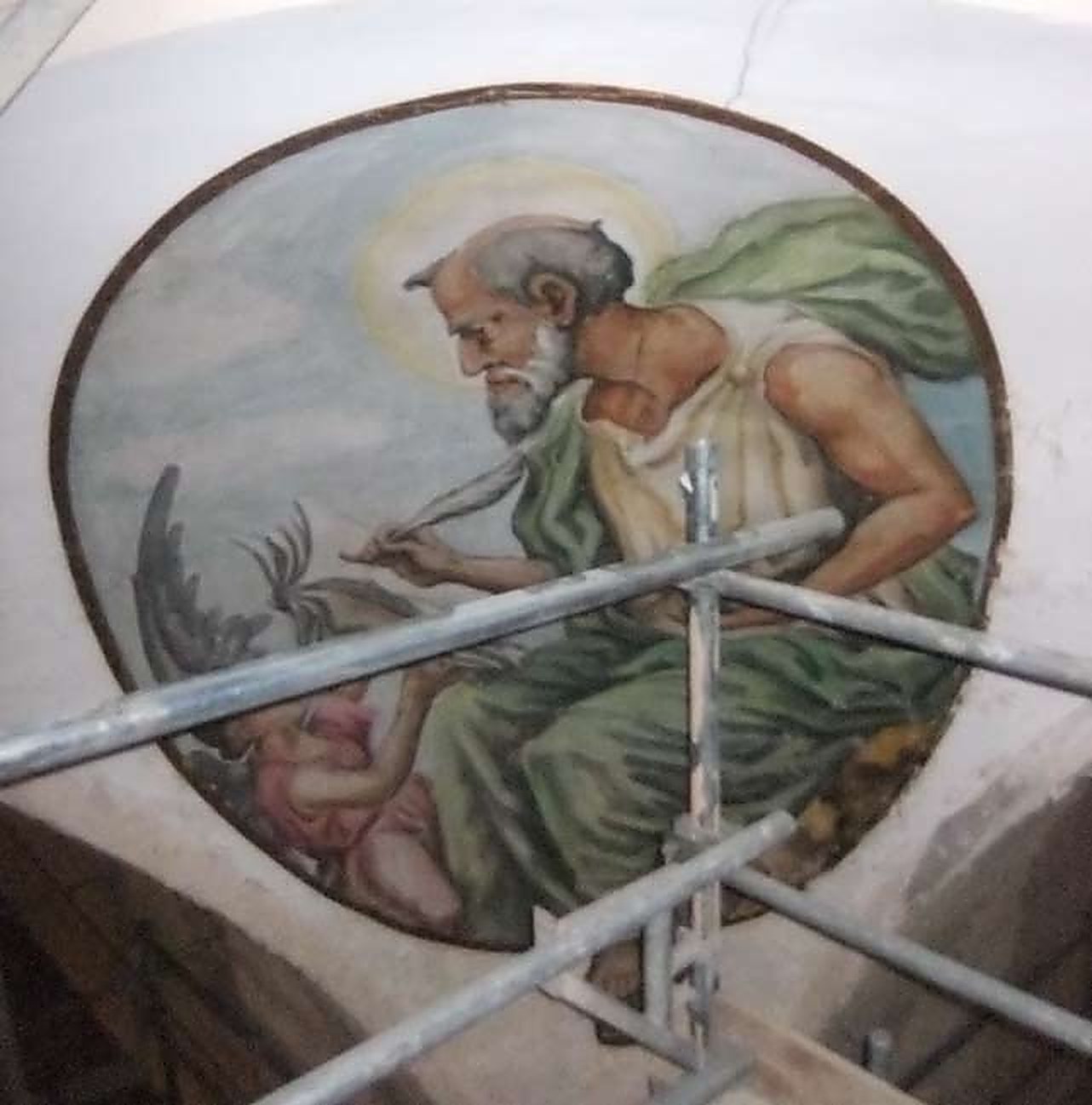 Pintura de l'evangelista amb la bastida muntada, abans de la intervenció