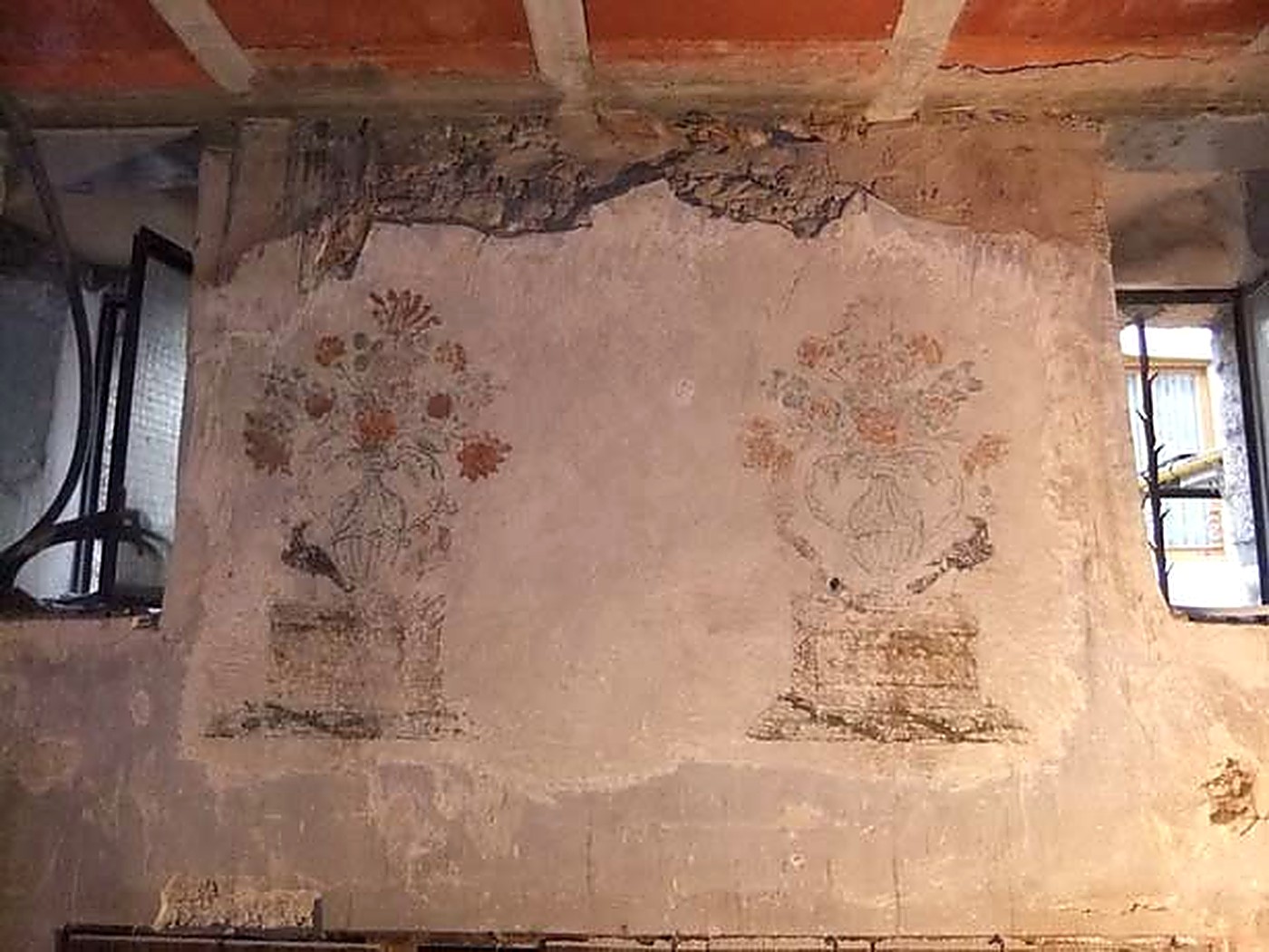 Pintures murals dels gerros de flors abans de la restauració