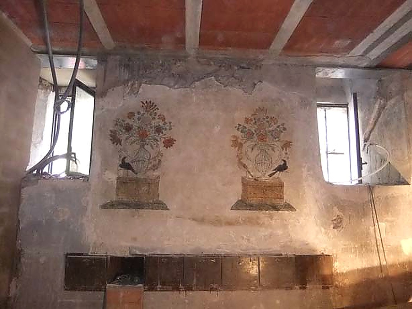 Pintures murals dels gerros de flors després de la restauració