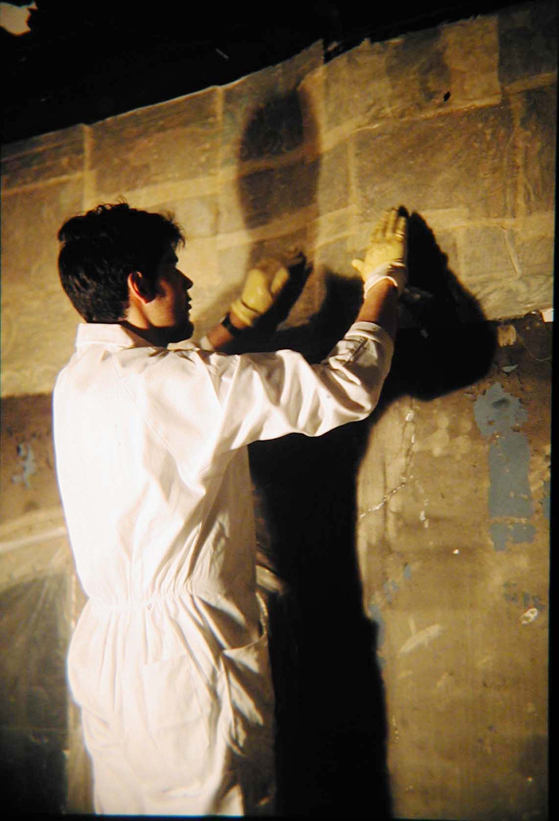 Procés: arrencament de la pintura mural per part de l'equip del taller