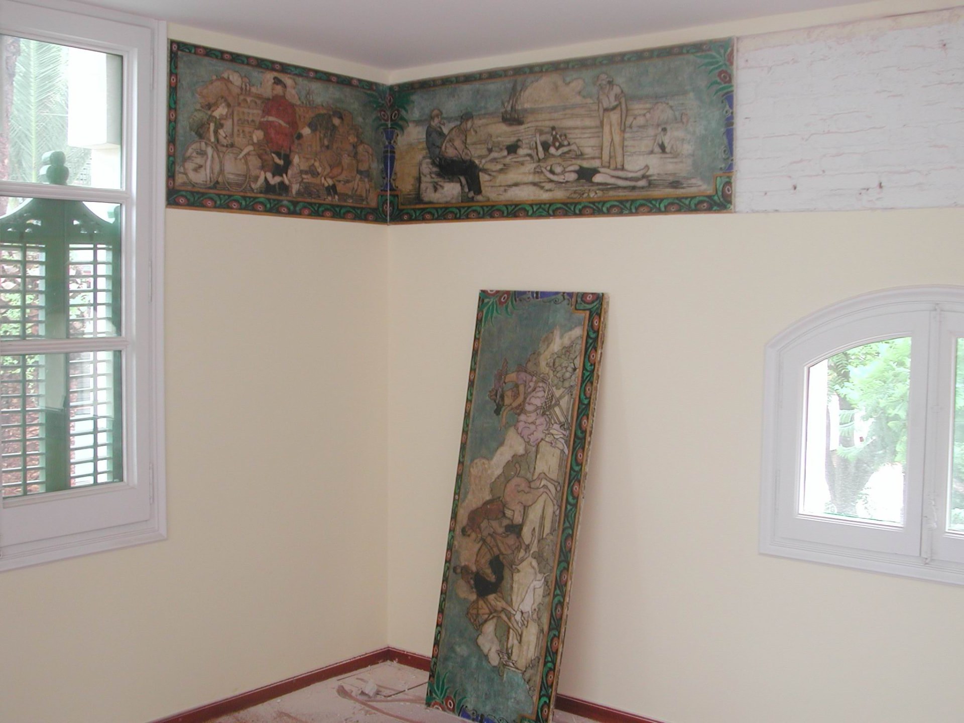 Resultat: fris restaurat i primers fragments recol·locats a la sala