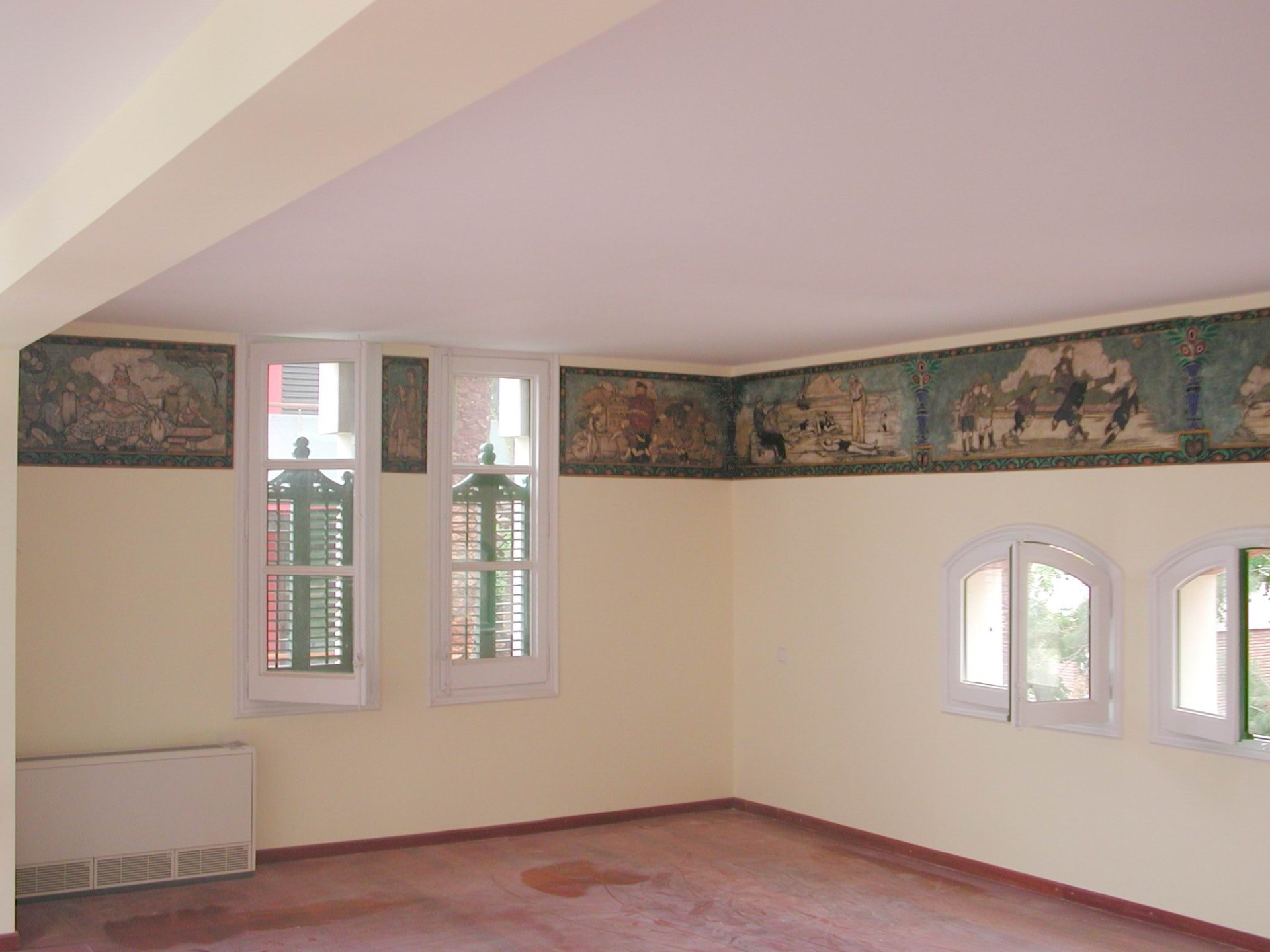 Resultat final: la sala amb tot el fris pintat recuperat
