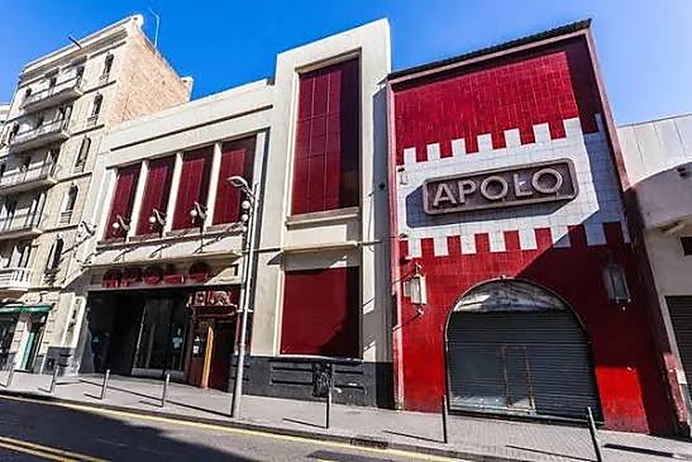 Vista general de la façana del Teatre Apolo