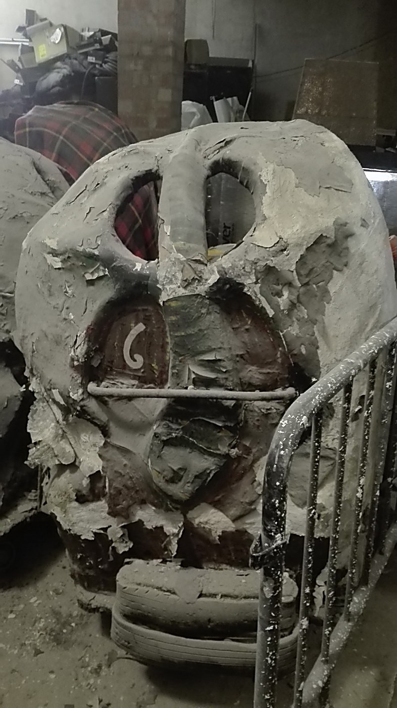 Element del tren de terror en estat molt degradat