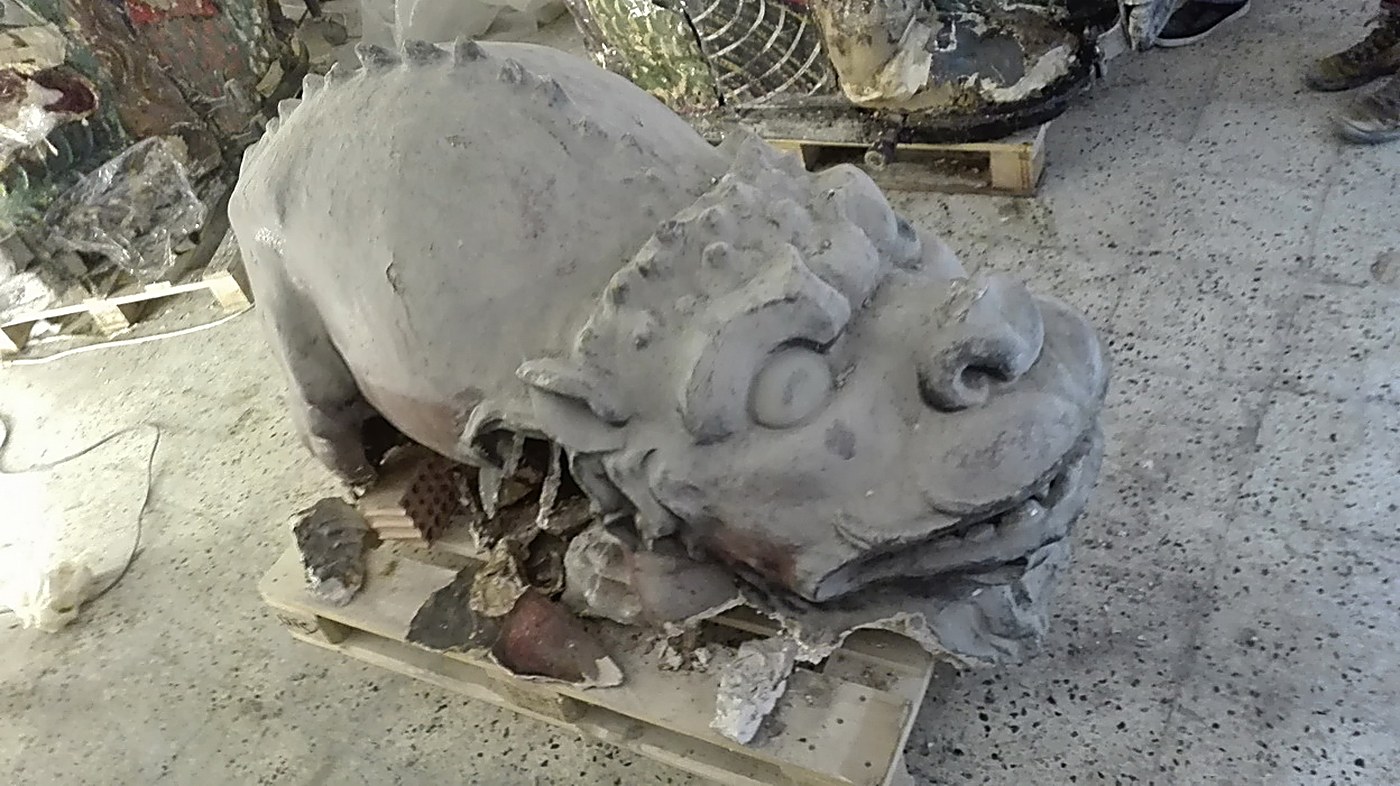 Figura desmuntada al taller abans del tractament