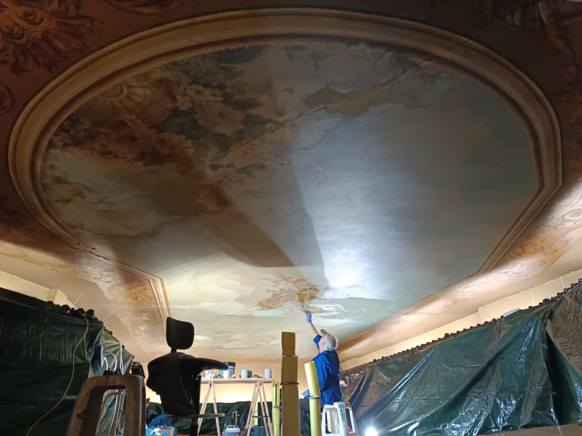 Procés: restauradora treballant sobre la volta pintada