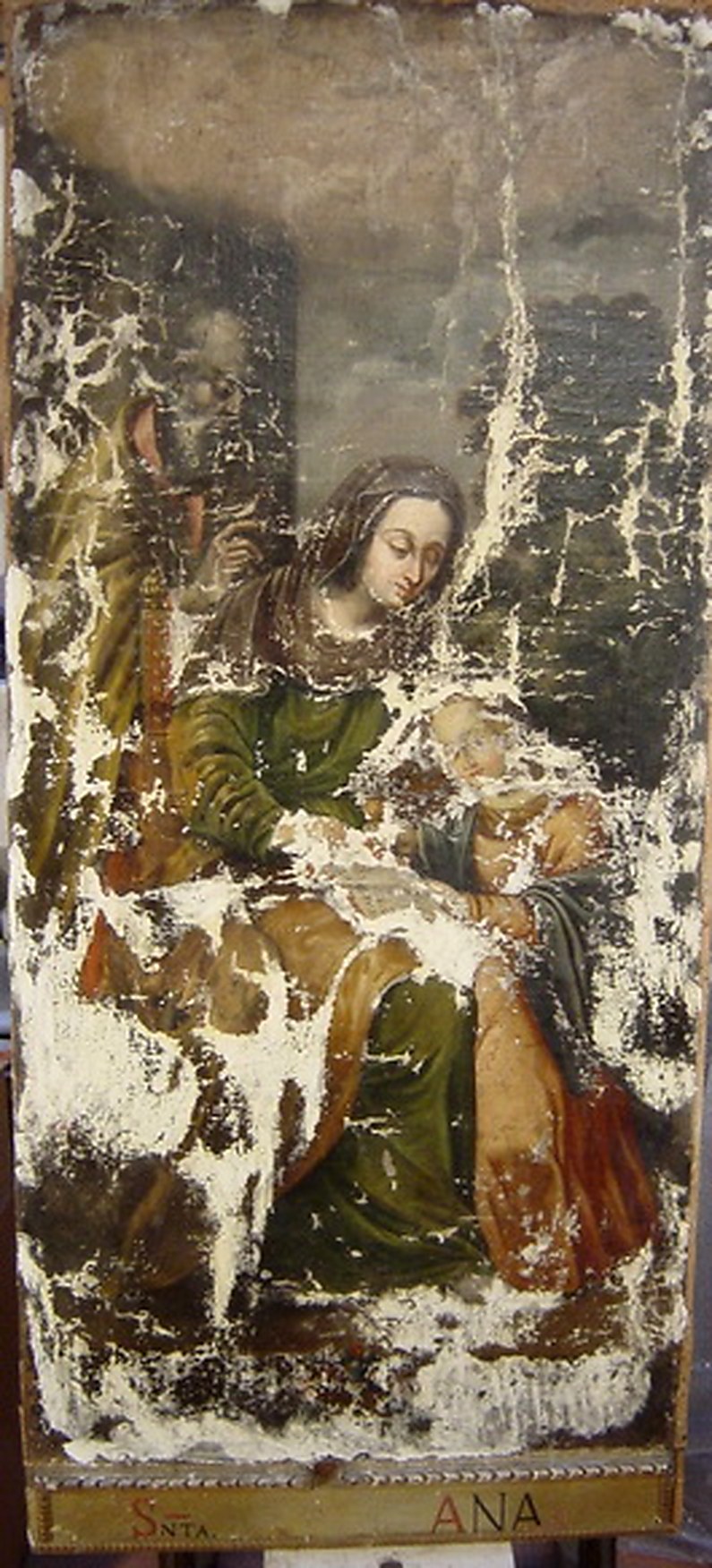 Abans: pintura de Santa Anna amb pèrdues de capa pictòrica generalitzades