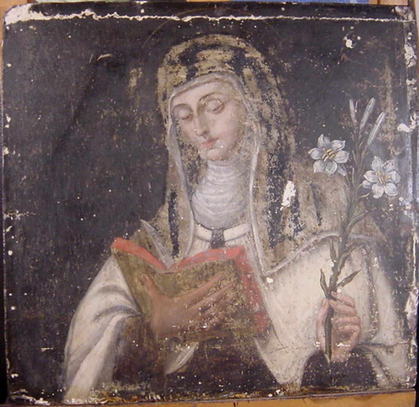 Abans: pintura sobre tela d'una religiosa carmelita amb brutícia i pèrdues