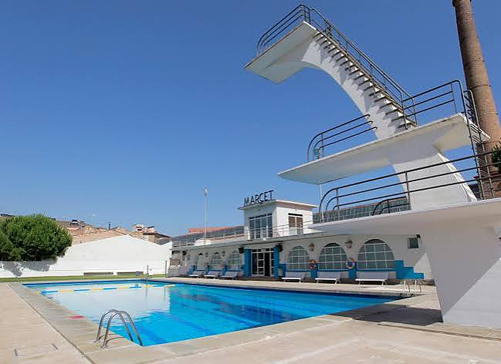 Vista general de les Piscines de Can Marcet amb el trampolí
