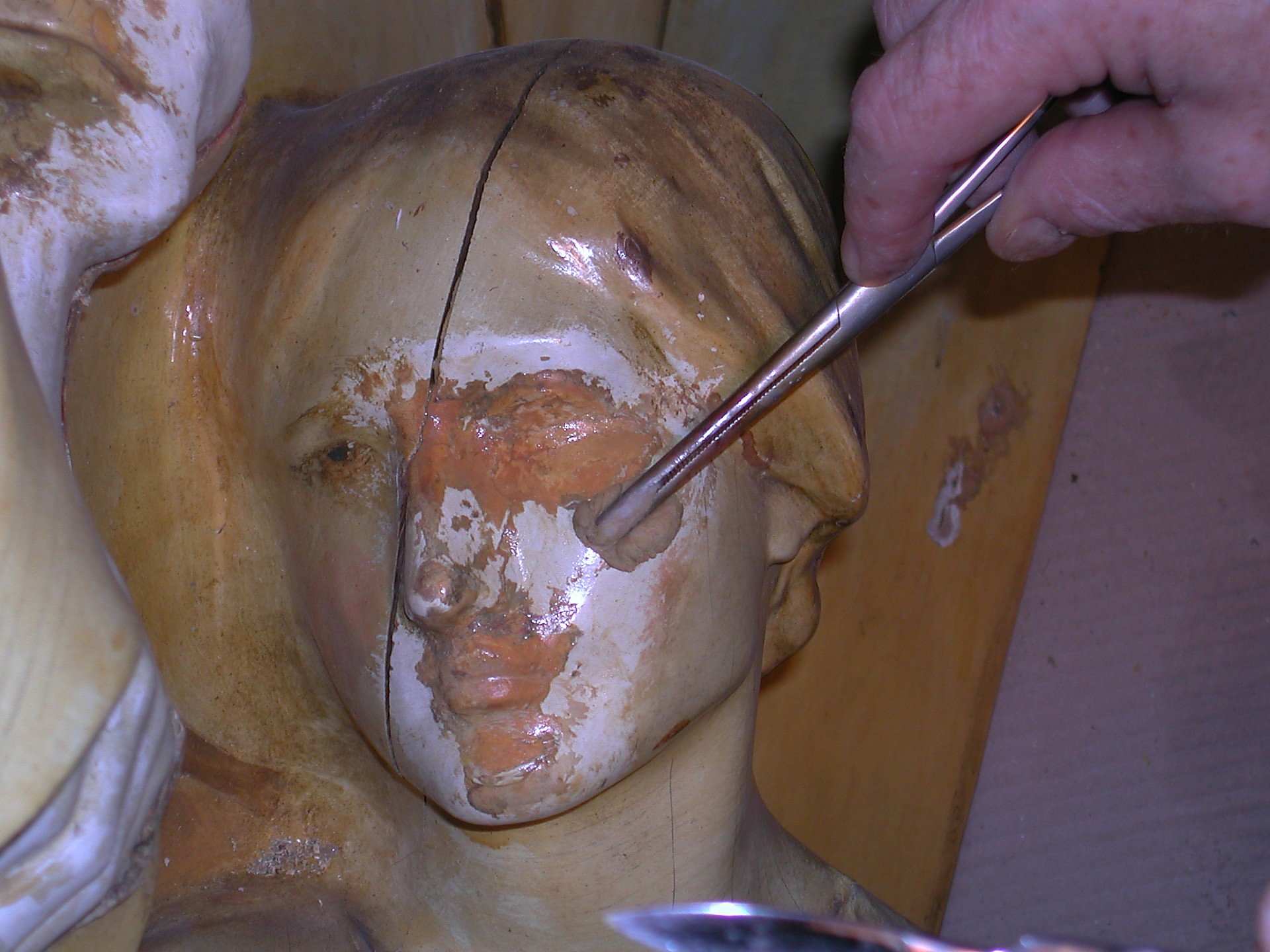 Procés de restauració de la figura del retaule