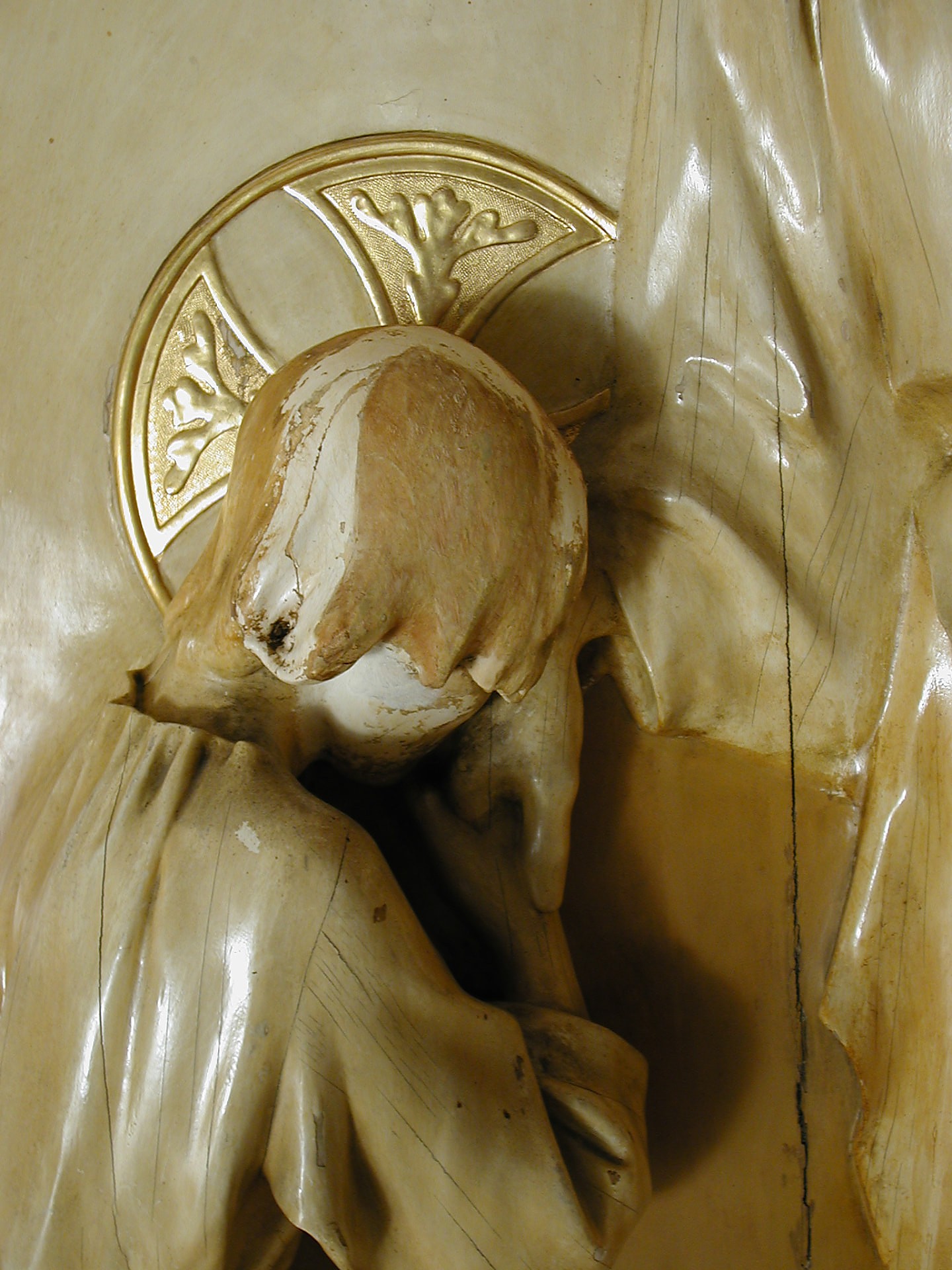 Detall de la figura infantil abans de la restauració
