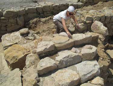 Recol·locació de carreus del mur