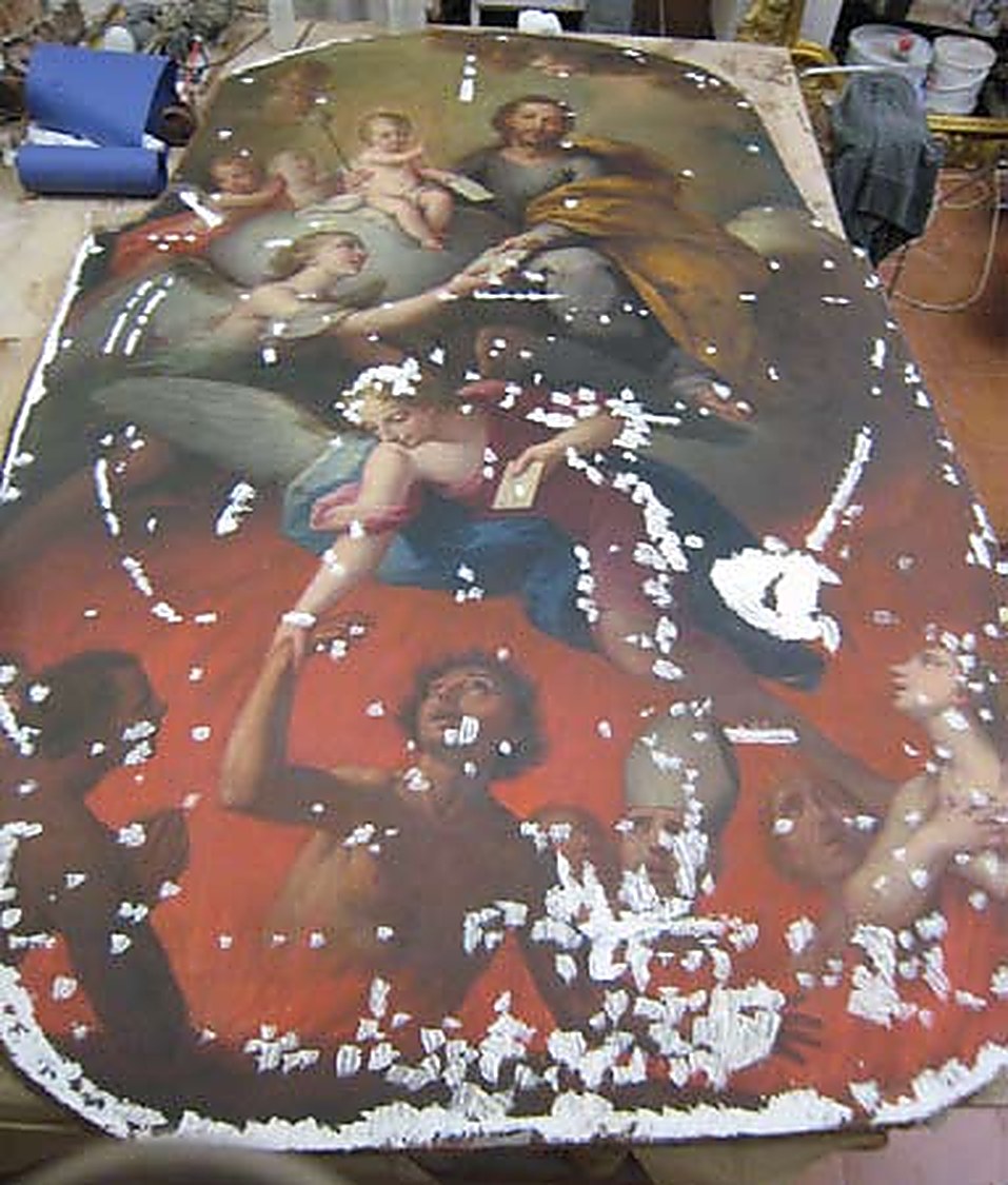 Procés d'estucat de les llacunes de la pintura sobre tela