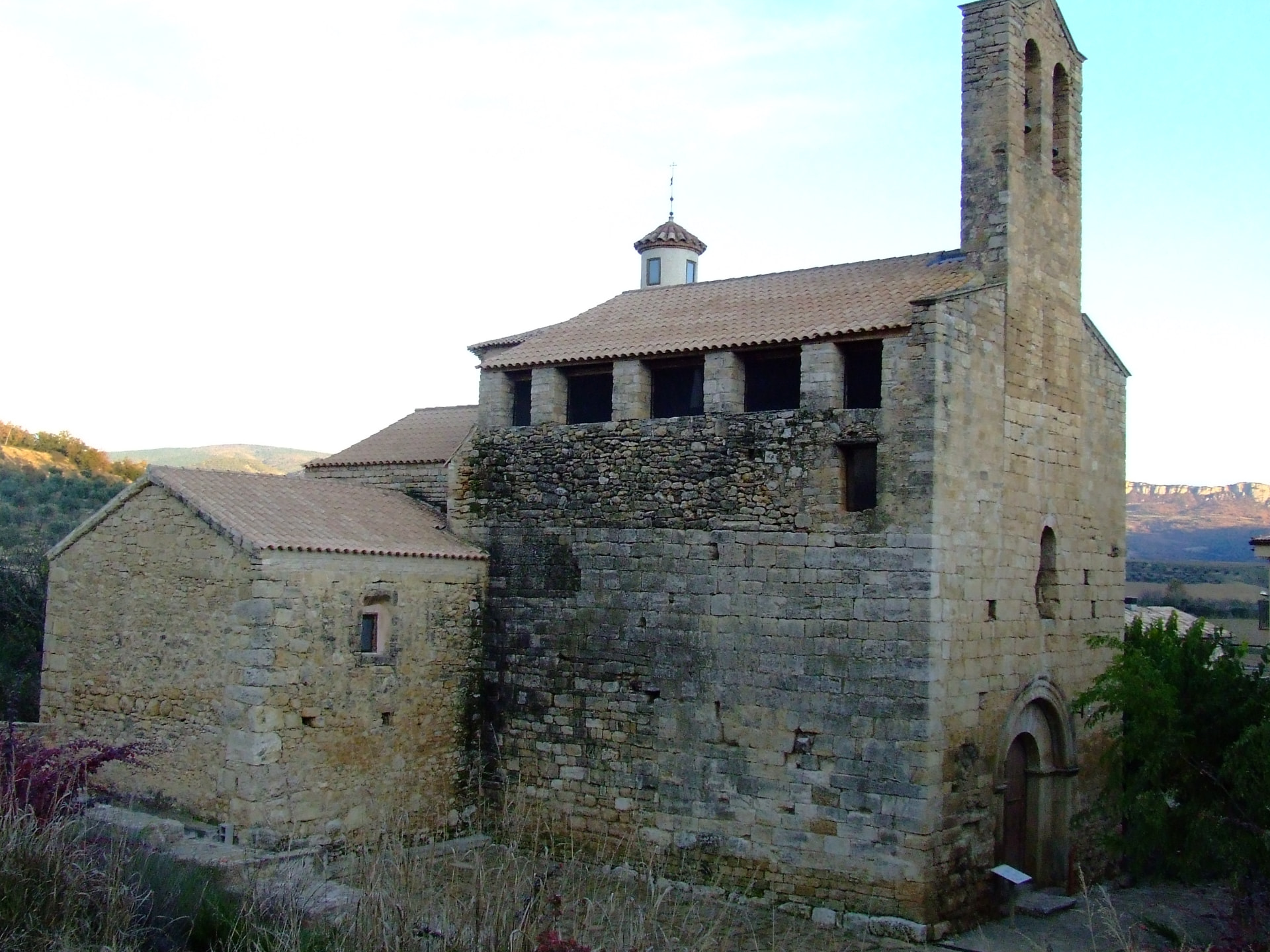 Vista general exterior de l’església de Sant Miquel de Conques