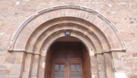 Portalada romànica abans de la restauració