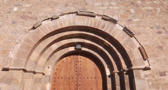 Detall de la portalada amb les arquivoltes