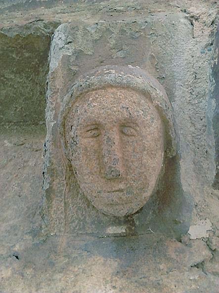 Capitell amb relleu esculpit
