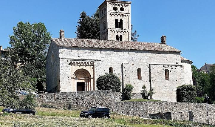 Vista general de l'església de Santa Cecília de Molló