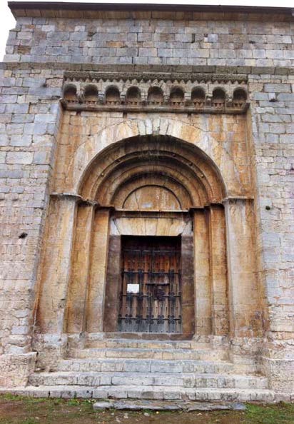 Portalada romànica abans de la restauració