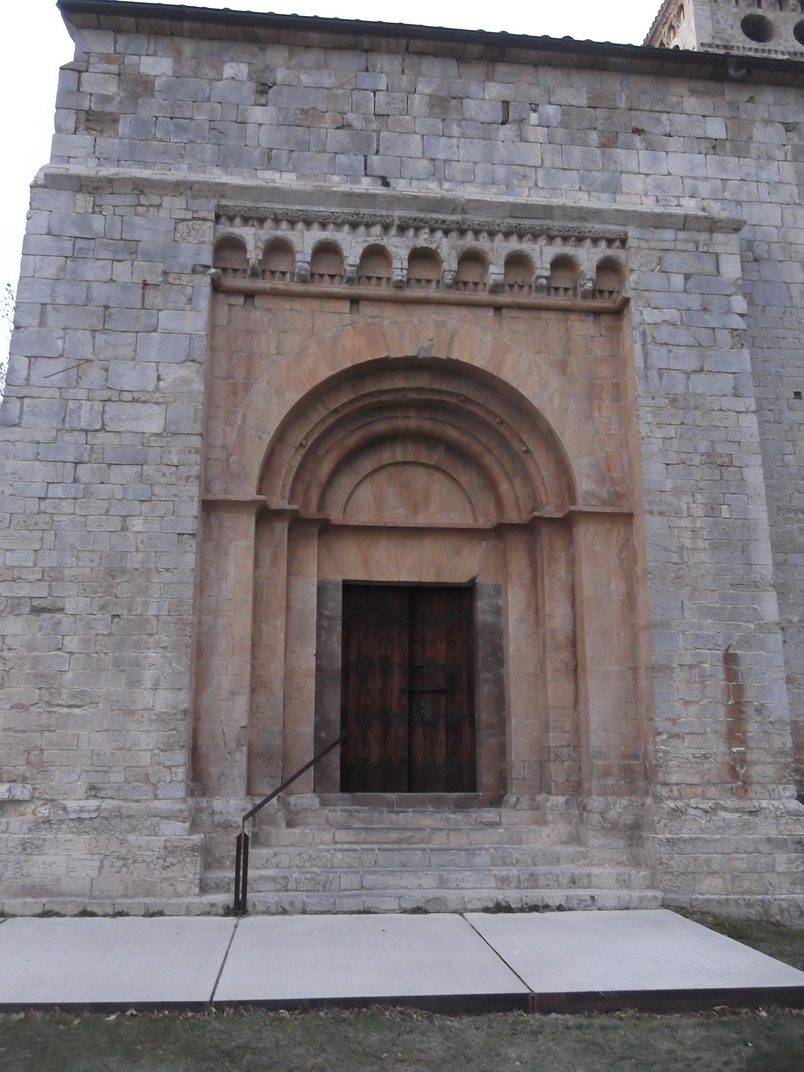 Detall de la portalada restaurada
