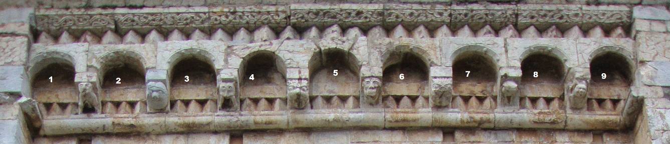 Fris d'arcuacions i mènsules esculpides