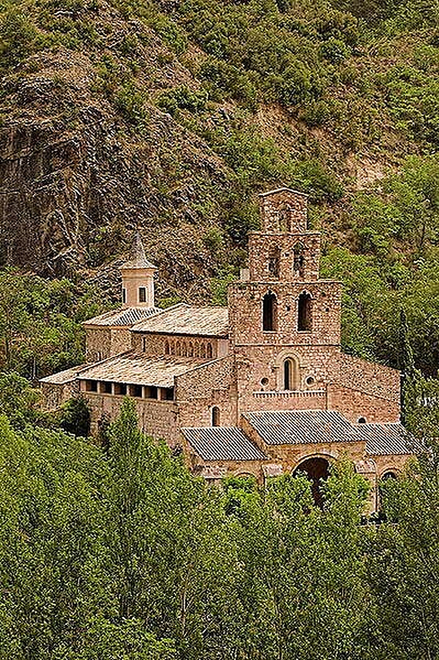Vista general del monestir de Santa Maria de Gerri de la Sal