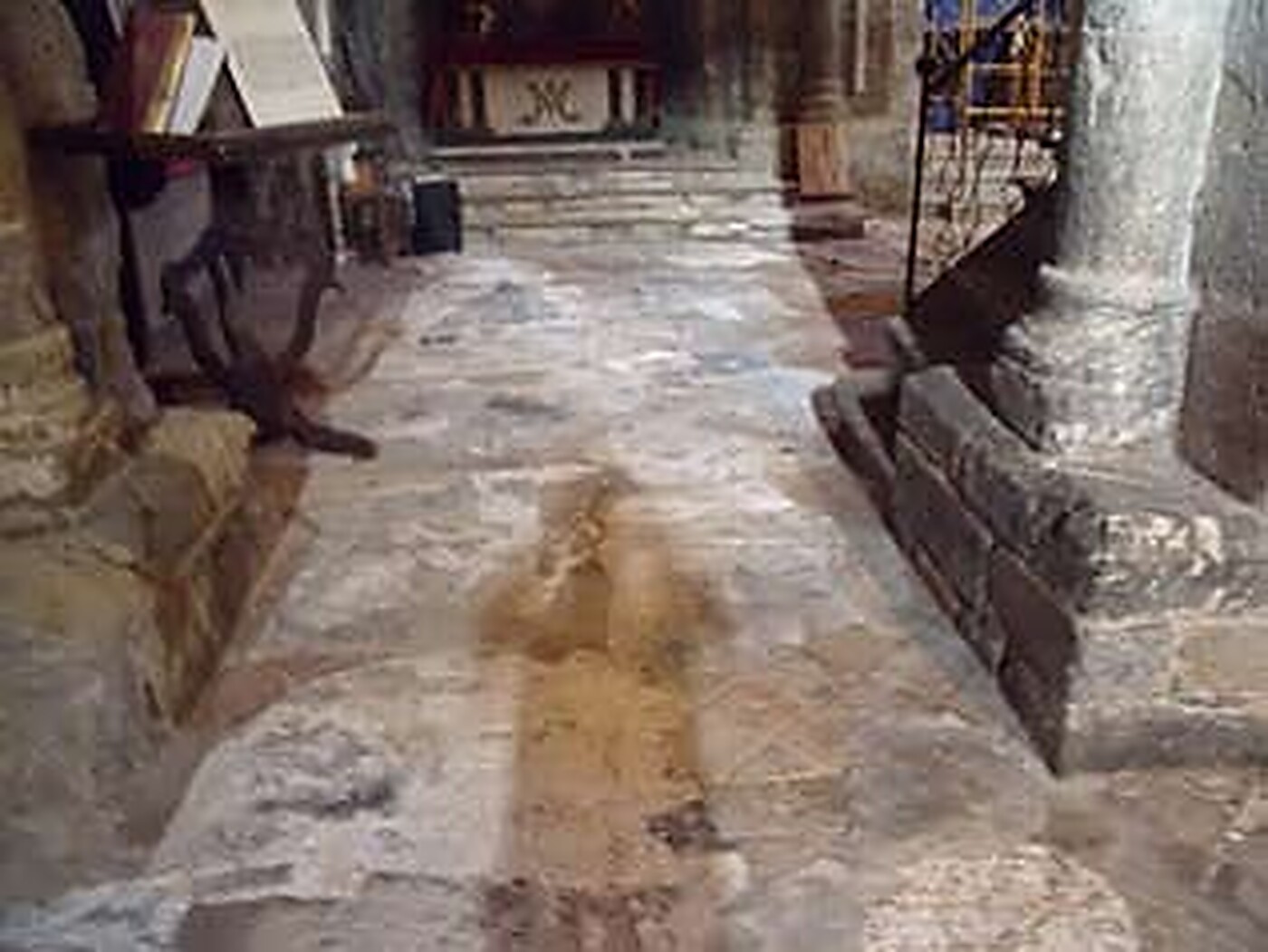Abans: paviment i interior amb humitats