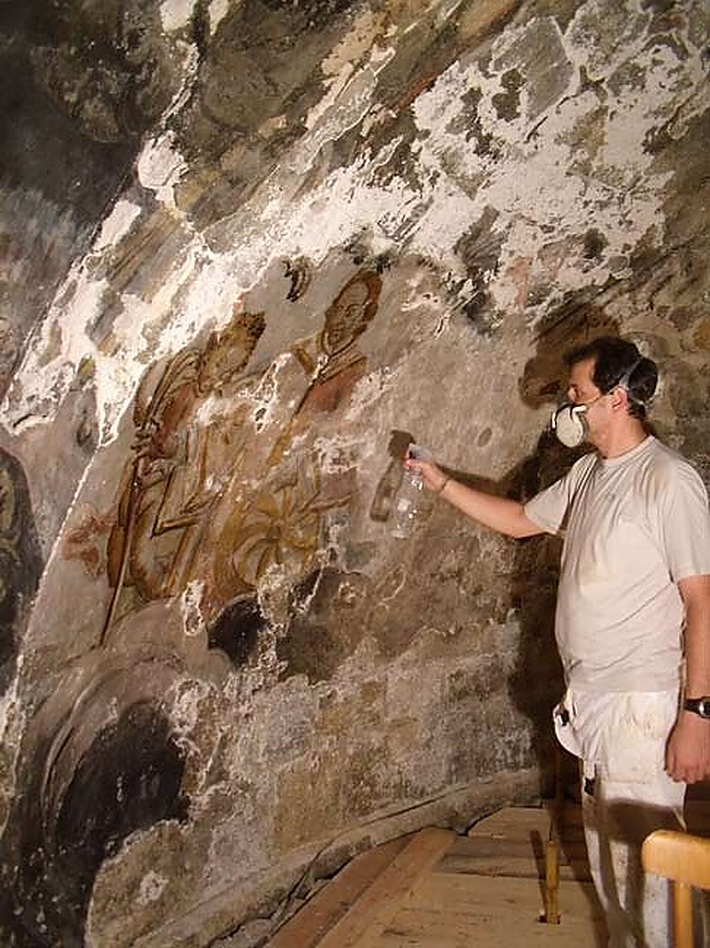 Procés: consolidació de la pintura mural