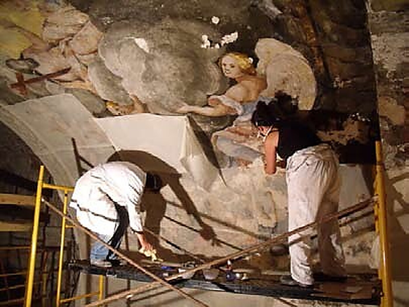 Procés: arrencament de la pintura des de la bastida