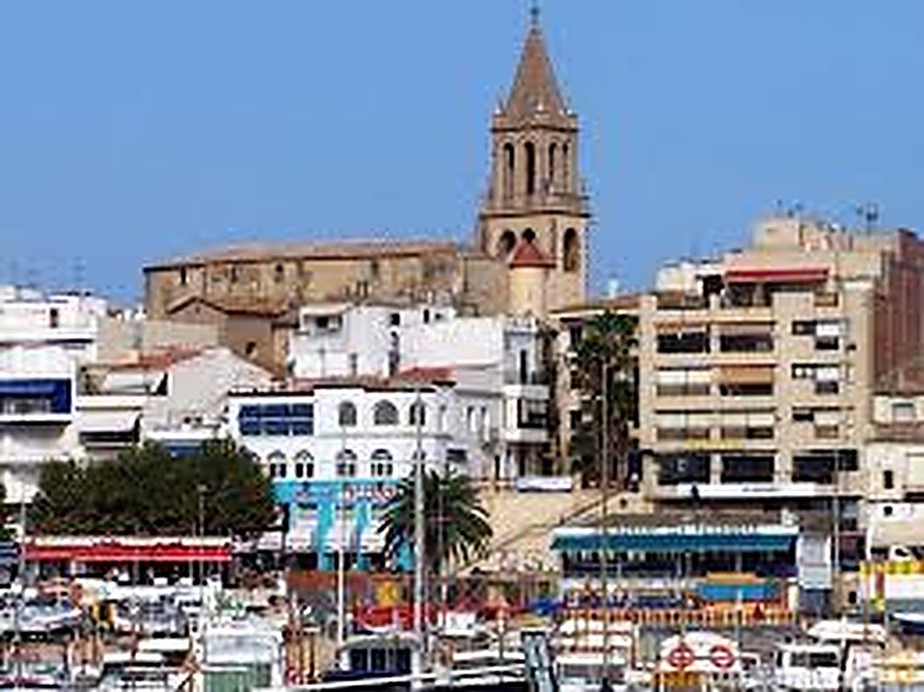 Vista general de Palamós amb el campanar de Santa Maria
