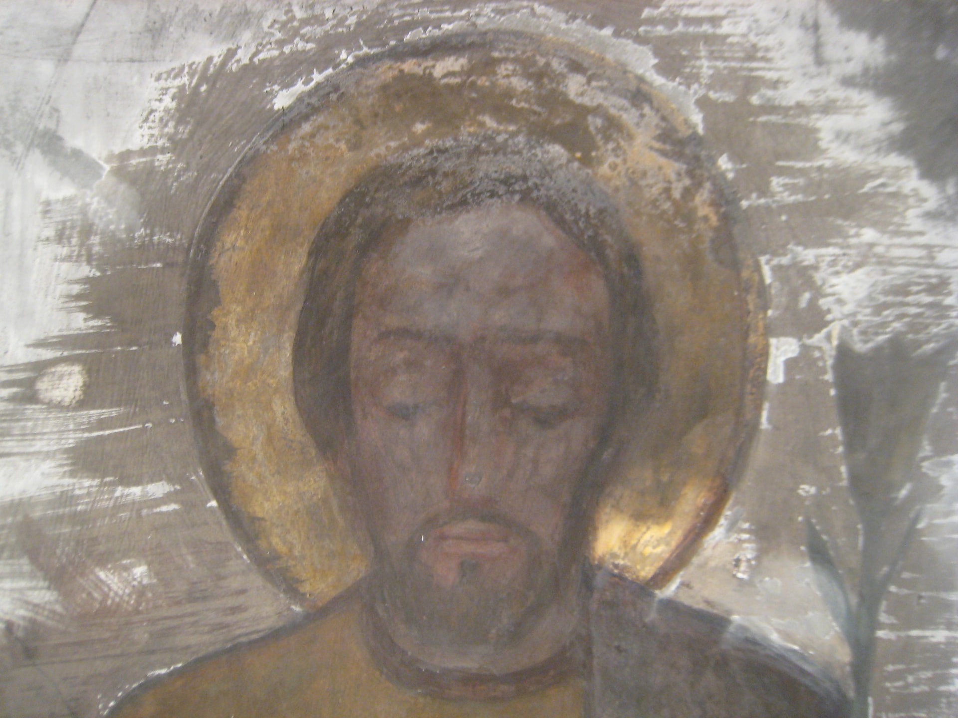 Detall de la pintura mural abans de la restauració, amb pèrdues i brutícia